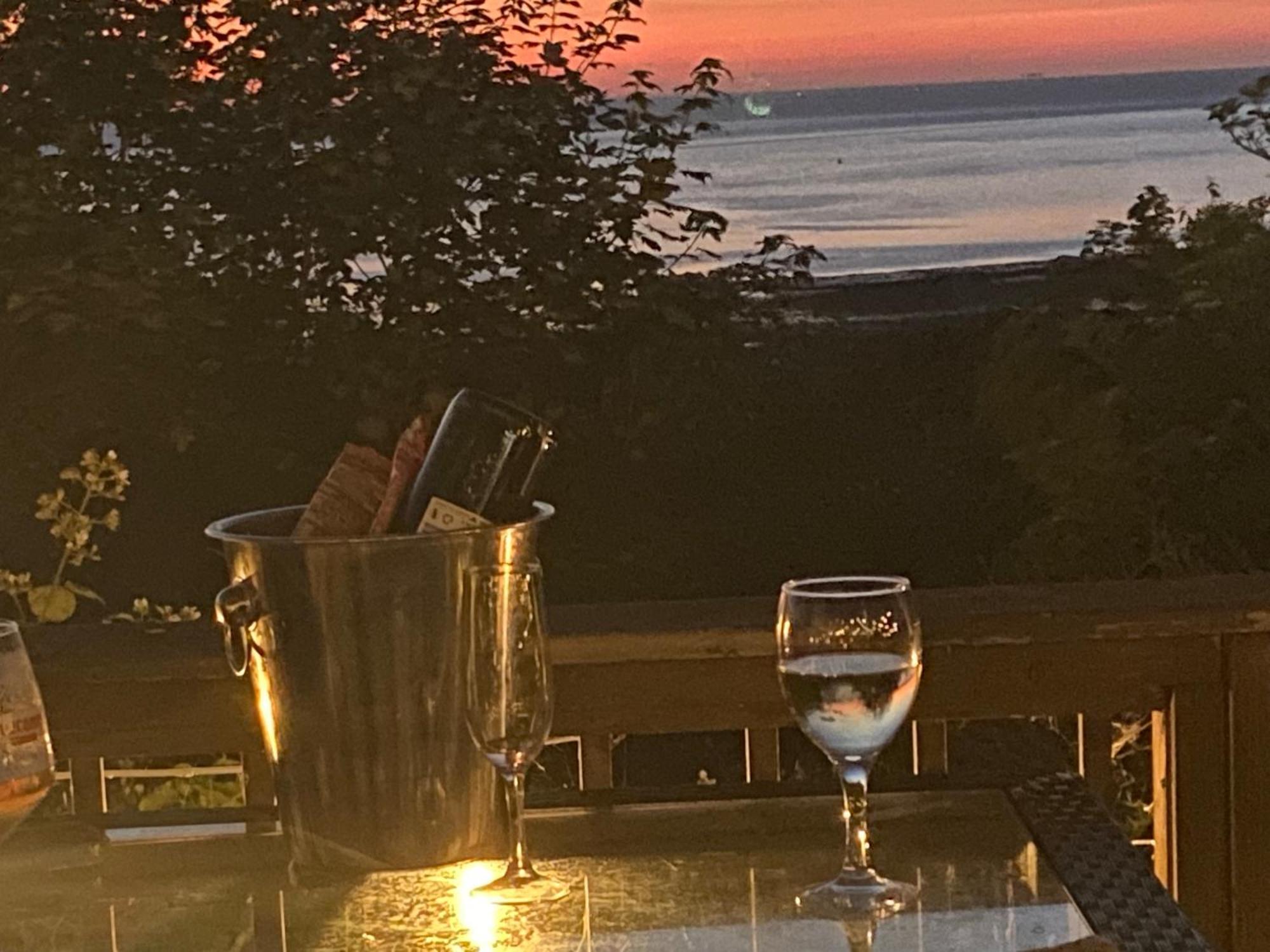 Bright Suite Whitstable Esterno foto
